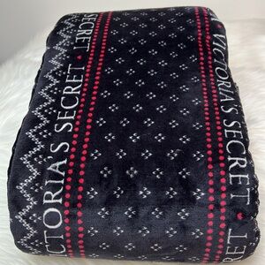 NWT Victoria’s Secret Sherpa Plush Fleece Blanket Black & White 50” x 60”